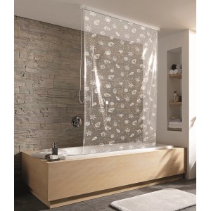 Kleine Wolke Duschrollo Schneeweiß, 128x240cm, mit Muschel-Motiv, in modernem Badezimmer.