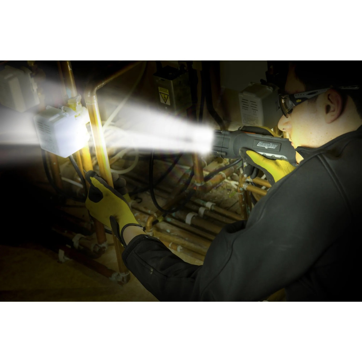 Energizer Hardcase Project Plus Arbeitslampe im Einsatz, leuchtet Rohre aus.