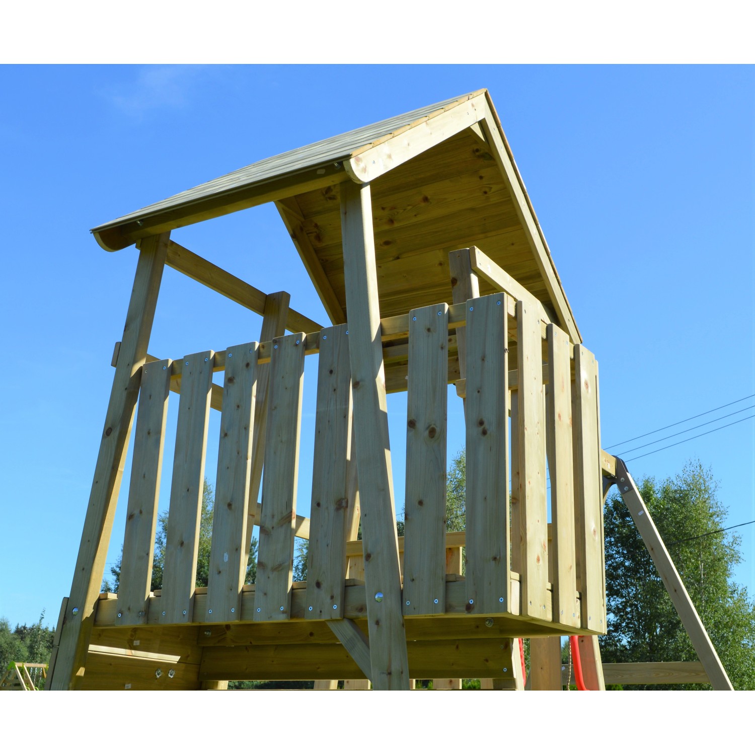 Detailaufnahme Kinderspielturm Flamingo mit Holzveranda, Rutsche und Schaukelgerüst.