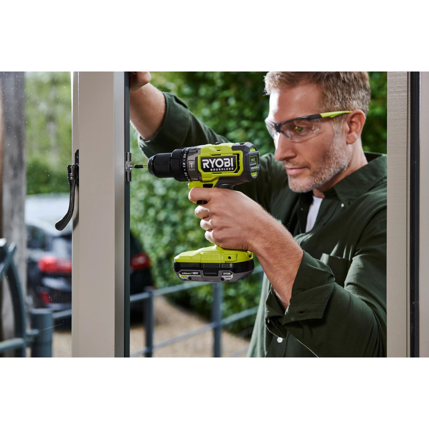 Mann schraubt mit Ryobi Akku-Schlagbohrschrauber RPD18BL2-0, One+ 18V, in Fensterrahmen.