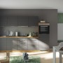 Moderne Küchenzeile in Grau- und Wotaneiche-Optik mit E-Geräten. Die Held Möbel Küchenzeile ist 300 cm breit.