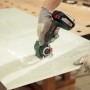 Bosch AdvancedCut 18 Akku-Säge beim Sägen einer Platte, inklusive Akku.