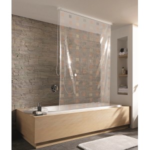 Kleine Wolke Duschrollo Kupfer, 128x240cm, mit Muster, vor Badewanne montiert.