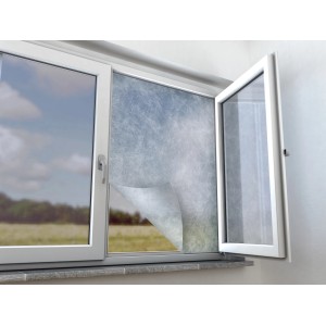 Weißes Pollenschutzvlies (3 Stk.) am Fensterrahmen, reduziert Pollenflug.
