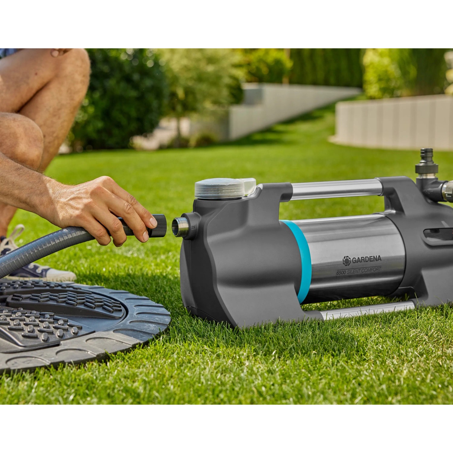 Gardena Gartenpumpe 6500 SilentComfort mit LC-Display und Bluetooth im Einsatz.