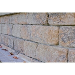 Mauer aus Muschelkalk Trapez Mauersteinen, gespalten, für Beet- und Grundstücksabgrenzung.
