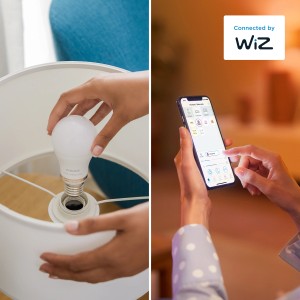 Philips Smart LED Lampe E14 in Tropfenform wird in eine Lampe eingesetzt und per App gesteuert.