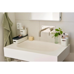 Weiße SmartStore Compact Slim Aufbewahrungsbox im Badezimmer-Setup.