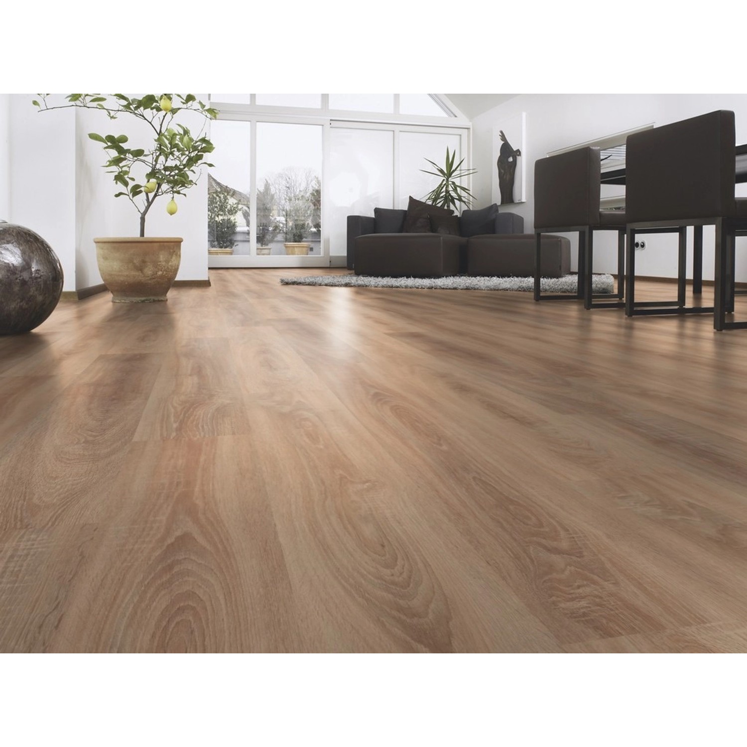 Verlegter Laminatboden Excellent Eiche Nostalgie Altholzstruktur im Wohnraum.