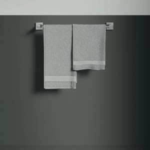 Ideal Standard IOM Cube Handtuchhalter, 495 mm, Chrom mit grauen Handtüchern.