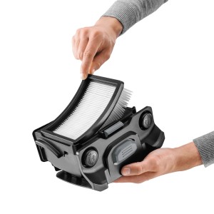 Filterwechsel beim Kärcher WD 5 P Nass-Trockensauger: Einfache Entnahme des Flachfaltenfilters.