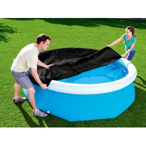 Bestway Flowclear Poolabdeckung, schwarz, Ø 244 cm, wird von zwei Personen über einen Pool gezogen.