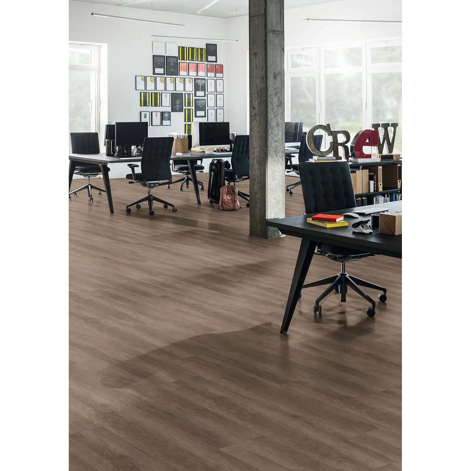 Verlegter Egger Designboden GreenTec EHD029 Sereda Eiche im Büro. Vinylboden in Holzoptik.