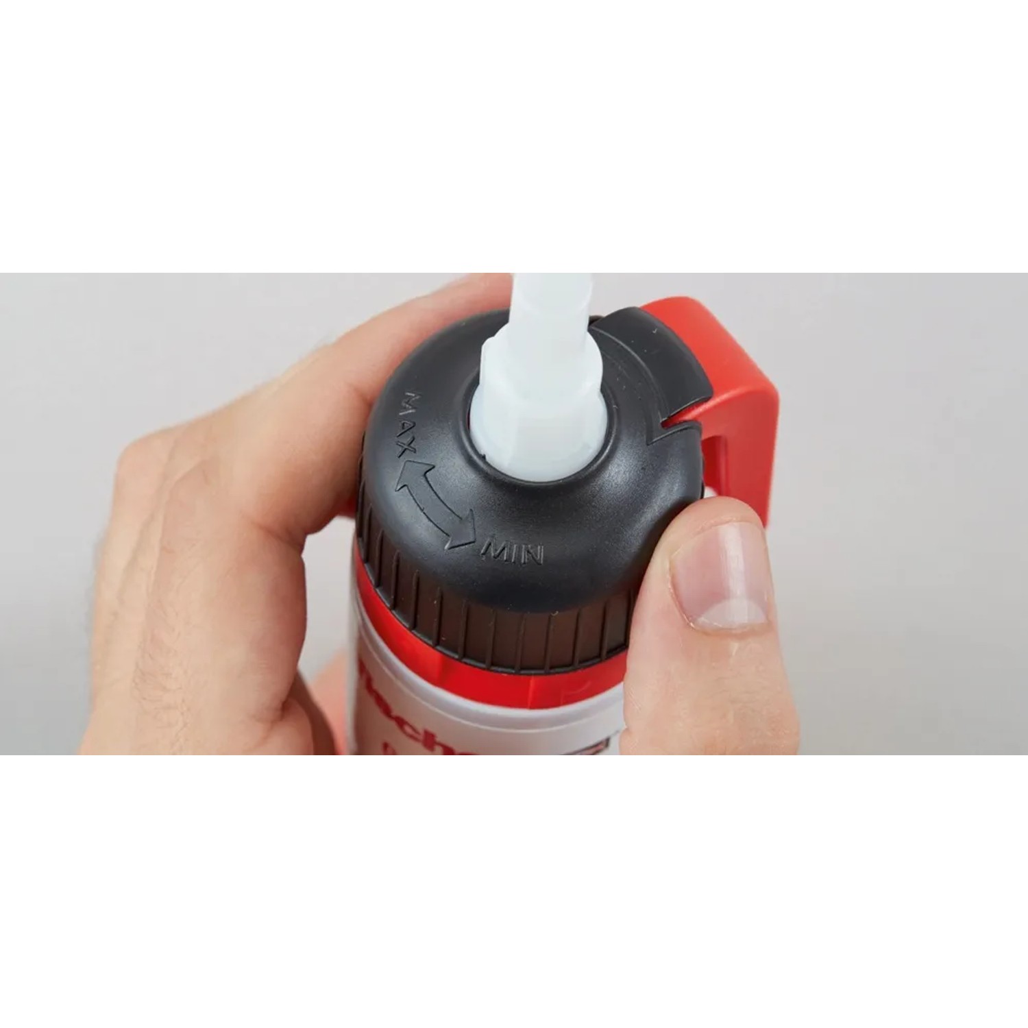 Detailaufnahme: Fischer 320 Kilo Kleber, 200 ml Kartusche mit Dosierspitze.