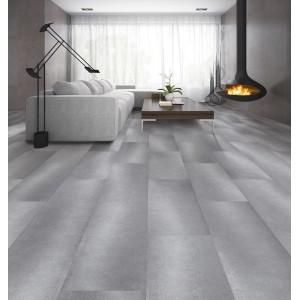 Verlegter Click-Vinylboden in Steinoptik, Fliese Valencia Grau mittel im Wohnraum.