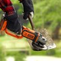 Black+Decker Akku-Winkelschleifer BCG720N (18 V, 125 mm) im Einsatz beim Schleifen.