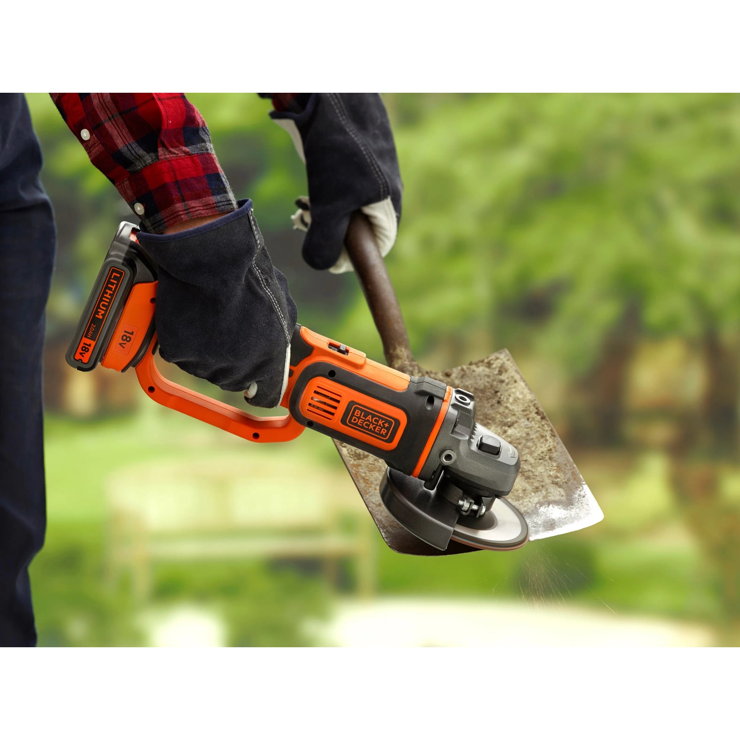 Black+Decker Akku-Winkelschleifer BCG720N (18 V, 125 mm) im Einsatz beim Schleifen.