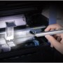 Energizer Metal Penlight Taschenlampe im Einsatz, leuchtet in einen Drucker.