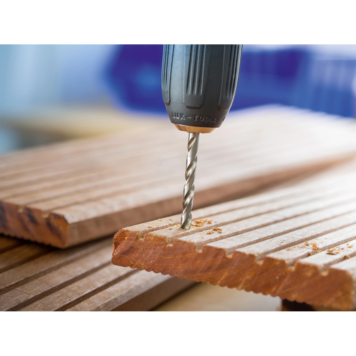 LUX Hartholzbohrer bohrt Loch in Holzdiele. 5-teiliges Bohrerset für präzise Holzarbeiten.