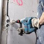 Bosch Professional Bohrhammer GBH 4-32 DFR beim Bohren in eine Wand.