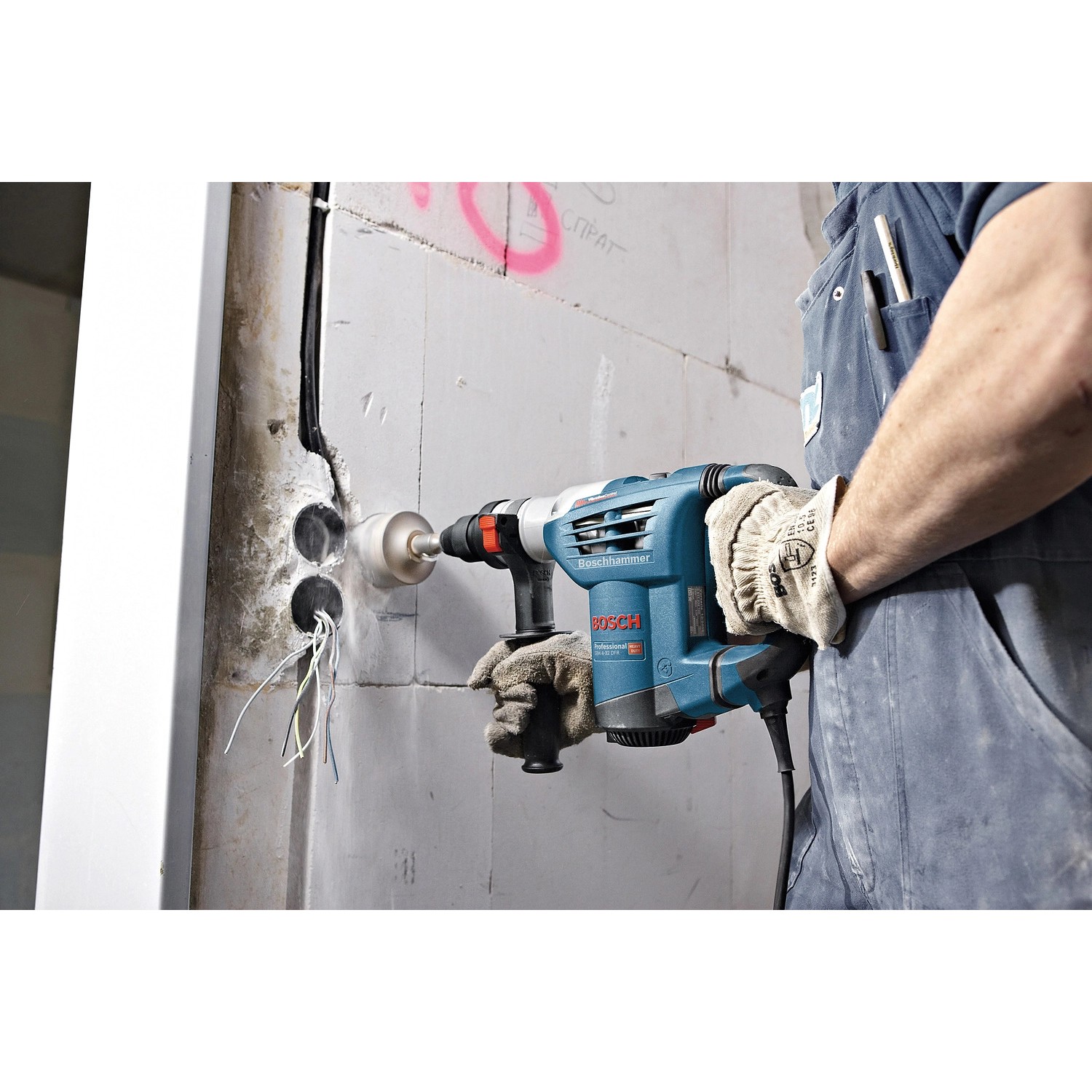 Bosch Professional Bohrhammer GBH 4-32 DFR beim Bohren in eine Wand.
