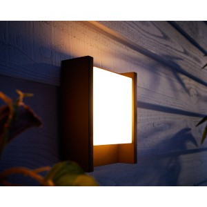 Längliche Philips Hue Fuzo LED-Wandleuchte aus Aluminium in Schwarz, warmweißes Licht.