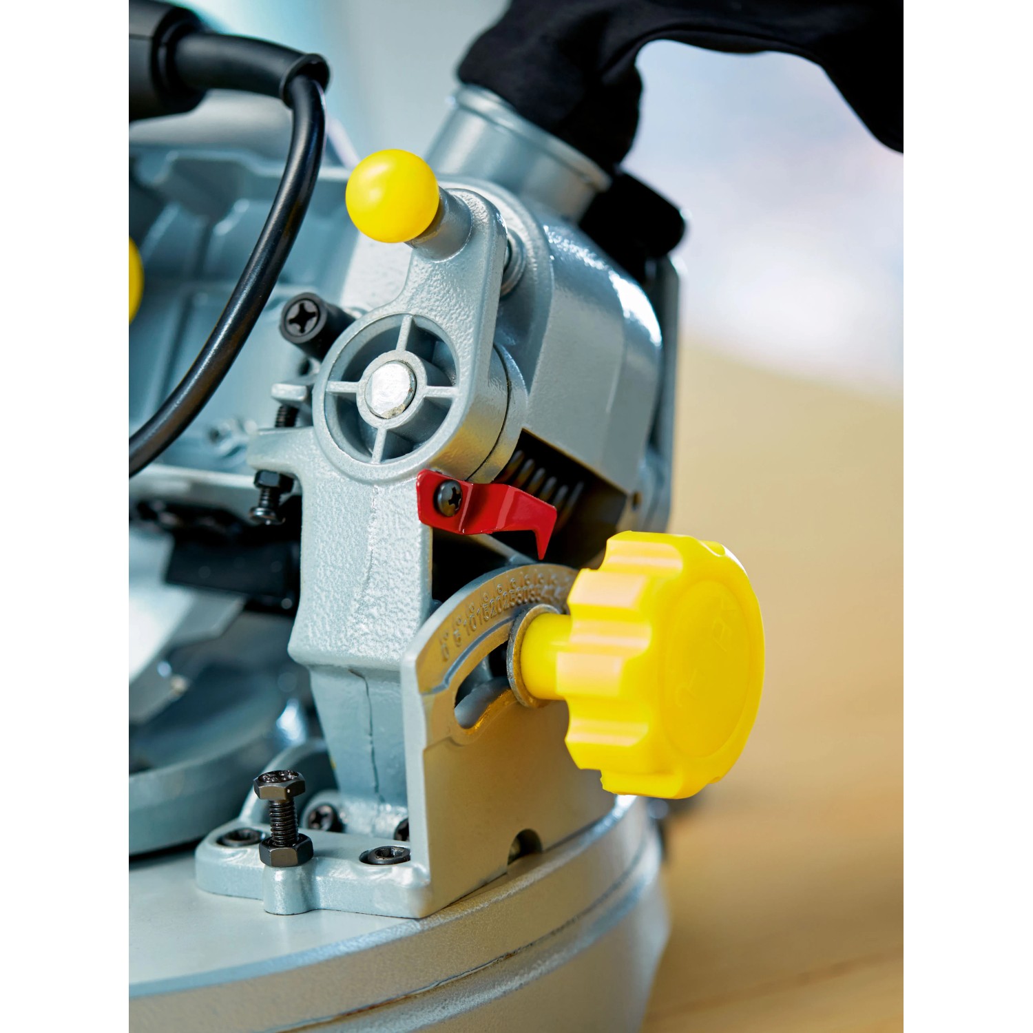 Detailaufnahme der CMI Kappsäge C-KGS 210-A mit gelben Bedienelementen.