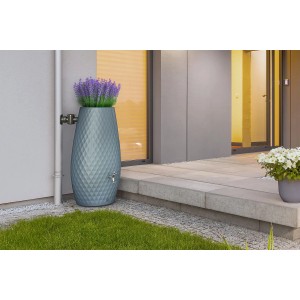 Garantia TRIAGON bepflanzbare Regentonne Agave mit Rautenmuster, Lavendel und Zapfhahn auf Terrasse.