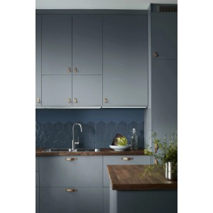 Blaue, glänzende Artisa Hexagon Wandfliesen aus Steingut in einer Küchenumgebung.