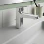 Ideal Standard Ceraplan Waschtischarmatur Chrom H90 auf einem Waschbecken.