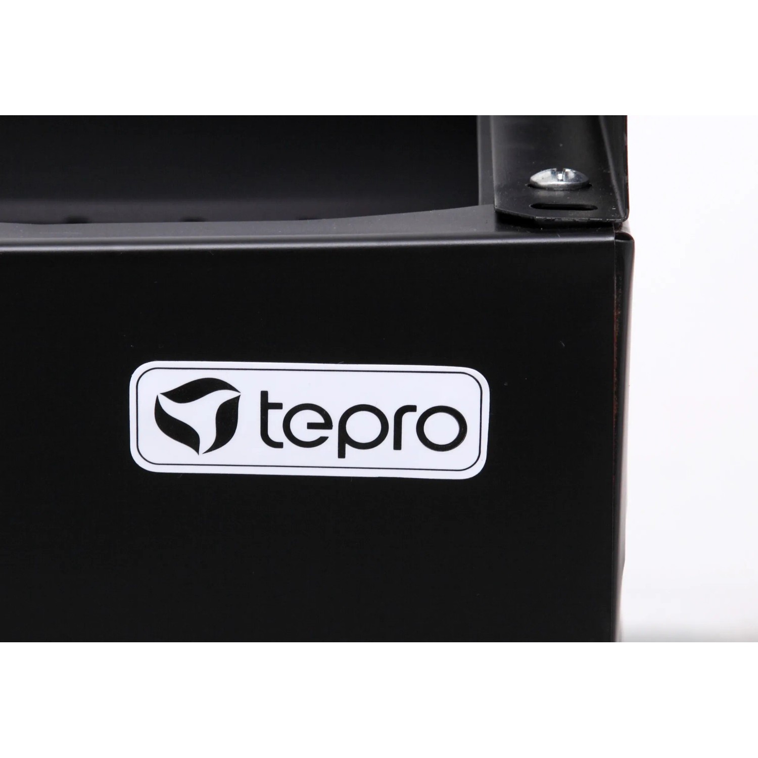 Detailaufnahme des Tepro Grillfass Detroit mit Fokus auf das Tepro-Logo.