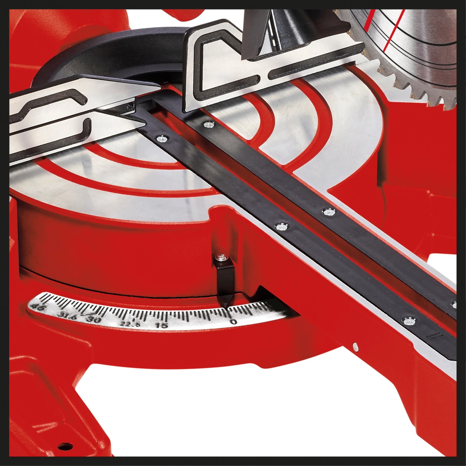 Detailaufnahme: Einhell TC-SM 254 Zug-Kapp-Gehrungssäge mit Winkelskala und Sägeblatt.