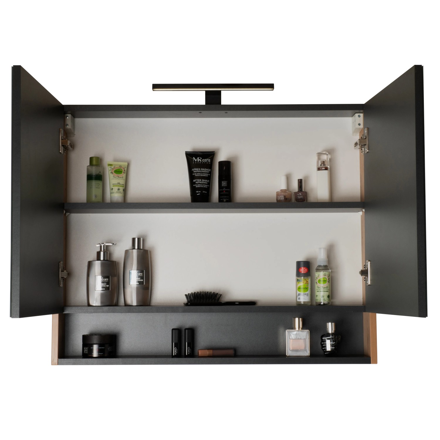 Offener Spiegelschrank des Badmöbel-Sets Cleo in Holzoptik Anthrazit mit LED-Beleuchtung und Badartikeln.