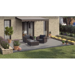 Terrasse mit grauen Kiefer Terrassendielen, Gartenmöbeln und Markise vor einer Hauswand.