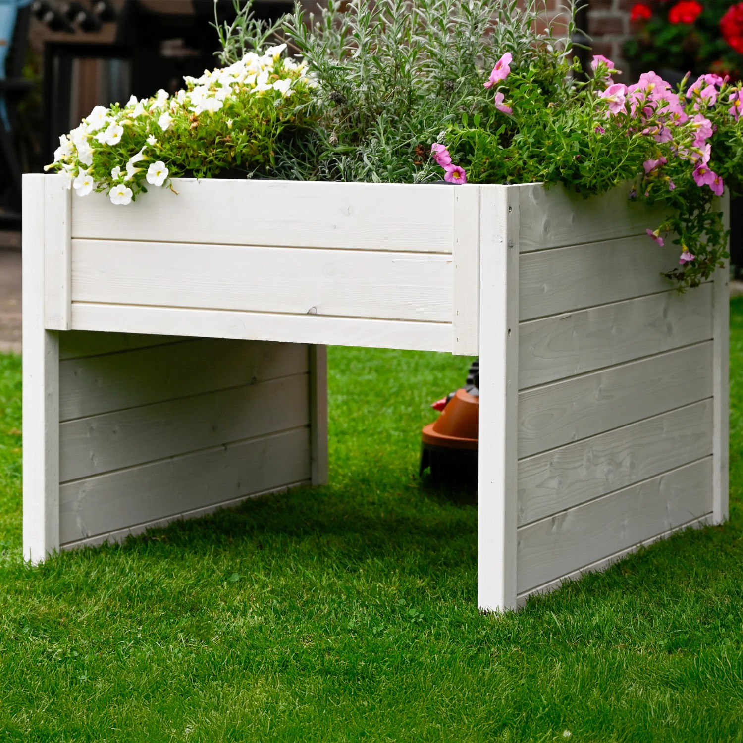 Weiße Mährobotergarage mit Pflanzkasten auf Rasen, geeignet für Automower.