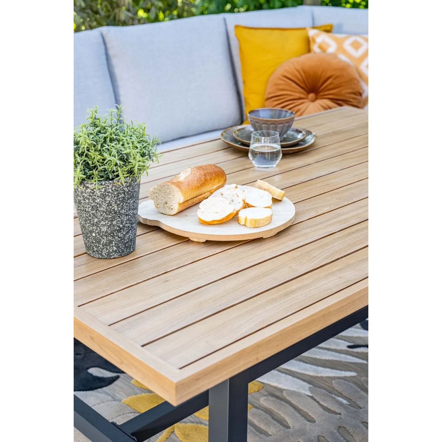 Elati Dining Ecklounge Set: Teak-Look Tischplatte, graue Kissen. Modernes 5-teiliges Gartenmöbelset.