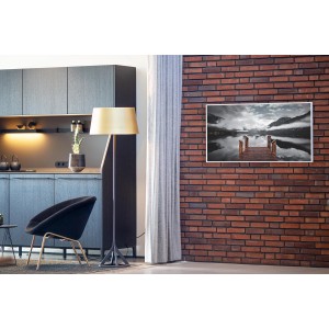 Könighaus Infrarotheizung Panorama-Serie „Steeg am Bergsee“ (60x120cm, 1000W) an Ziegelwand.