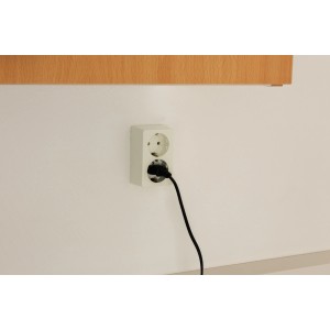Weiße REV Ritter Aufputz-Steckdose, 2-fach Standard mit eingestecktem Stecker.