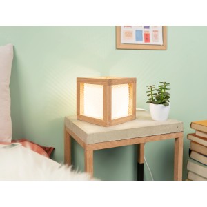 CREATE! by OBI DIY Würfelleuchte aus Holz auf Nachttisch mit Deko.