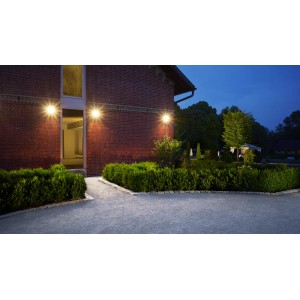 Beleuchtetes Haus mit Steinel LED-Strahler LS 150 S (Schwarz) als Außenstrahler.