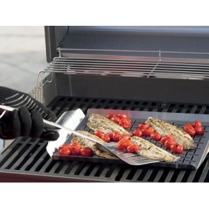 Weber Style Grillpfanne Deluxe aus Edelstahl mit Fisch und Tomaten auf einem Grill.