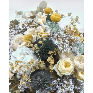 Komar Vliesfototapete Gentle Bloom Cheery mit Blumenmuster in Weiß, Gelb und Grün.