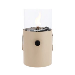 Cosiscoop Tisch-Gaslaterne in Sandy Beige mit sichtbarer Flamme, Glaszylinder und Kieselsteinen. Terrassenheizstrahler.