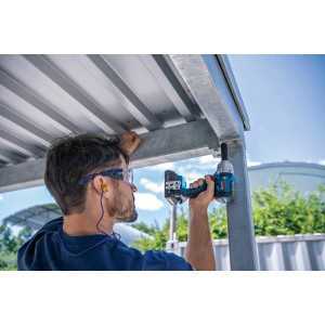 Bosch Professional GDS 18V-450 Akku-Drehschlagschrauber in Aktion beim Schrauben an einer Metallkonstruktion.