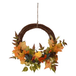 Herbstkranz aus Rattan mit bunten Herbstblättern, roten Beeren, Zapfen und kleinen Kürbissen. Ideal für herbstliche Dekoration.