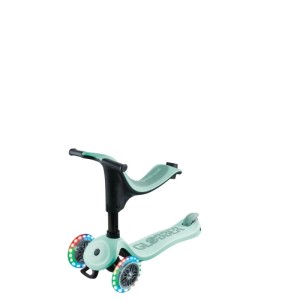 Mintfarbenes Globber Go-Up Sporty Lights 3in1 Kinderfahrzeug mit leuchtenden LED-Rädern als Aufsitzrad und Scooter.