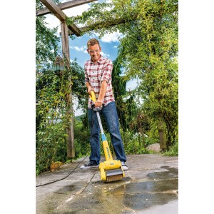 Mann reinigt Steinplatten mit Gloria BrushSystem Steinbürste Pro. Gartenhandgerät mit Stahldrahtbürste.