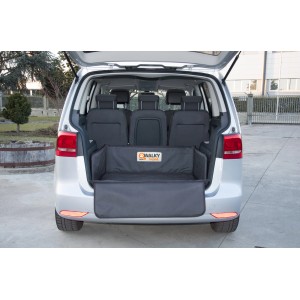 Walky Bond XXL Hundeautoschondecke, faltbar, 100x80x30 cm, im Kofferraum eines Autos.