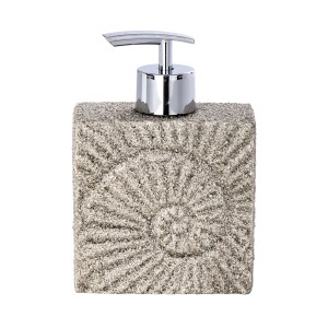 Beiger Wenko Seifenspender Fossil aus Polyresin mit Fossilienmuster und Chrom-Pumpe.