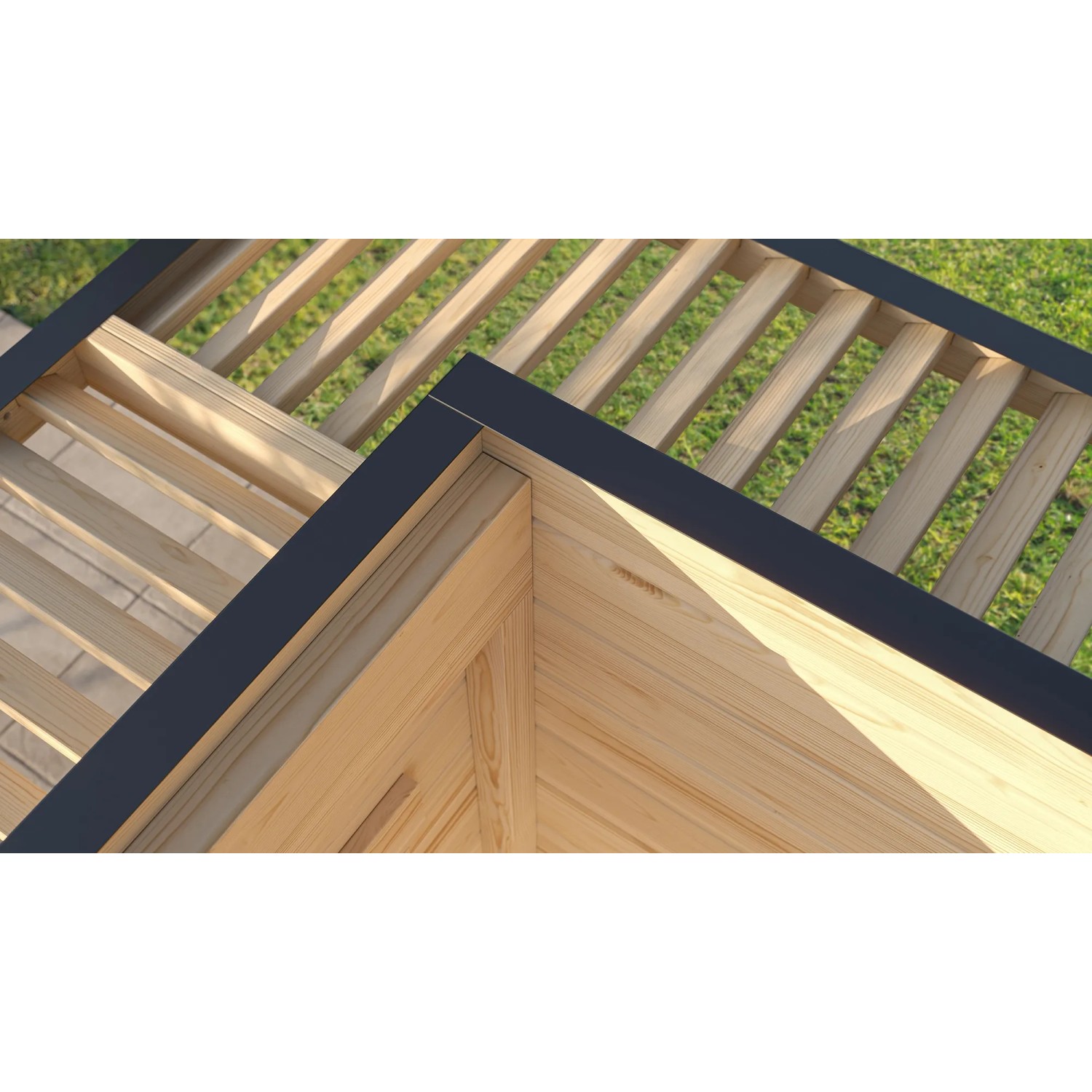 Detailansicht Weka Gartenhaus Amberley mit graugrünem Holz und anthrazitfarbenen Akzenten.